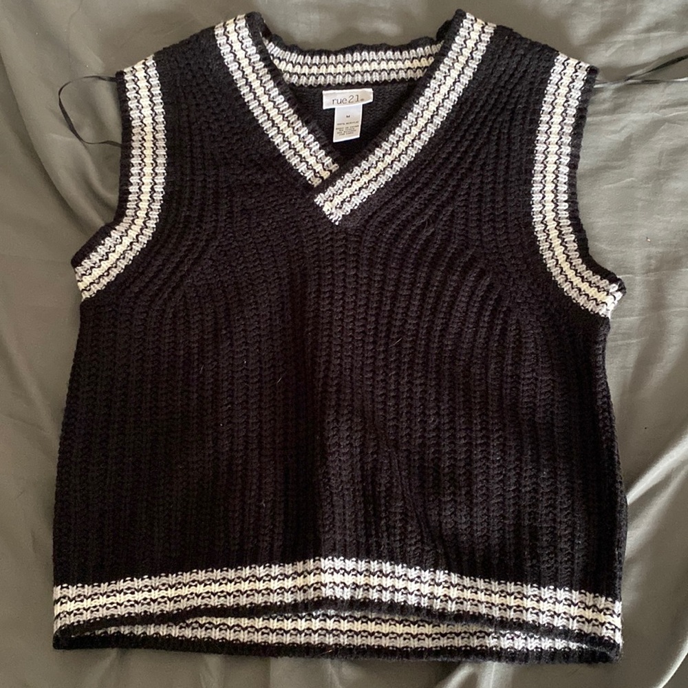 Great condition only been worn once black and white wome the brand is rue 21